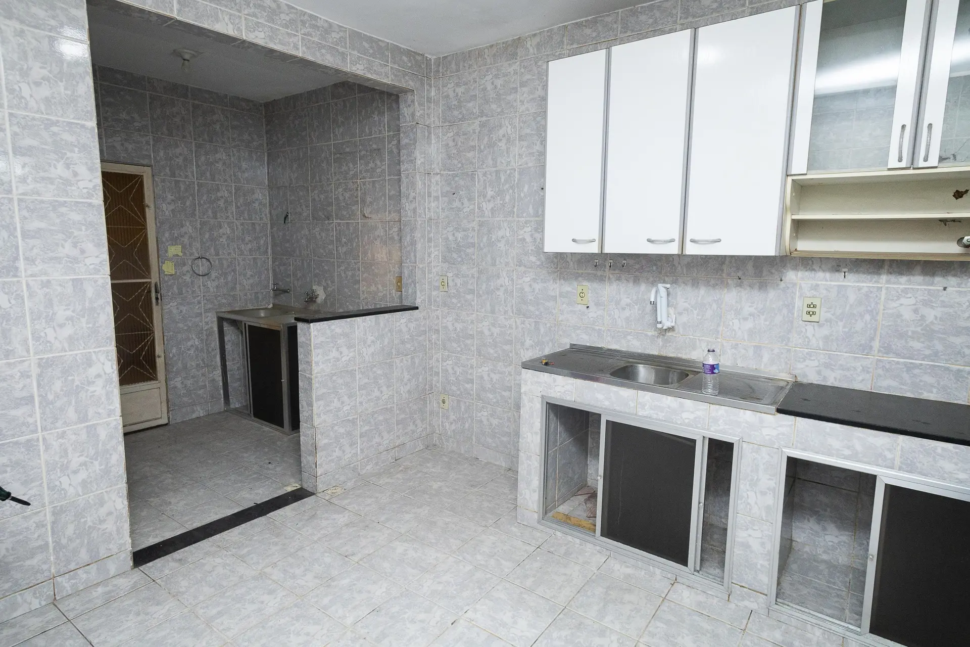 House with 3 bedrooms, 1 en-suite, and private yard — photo 2
