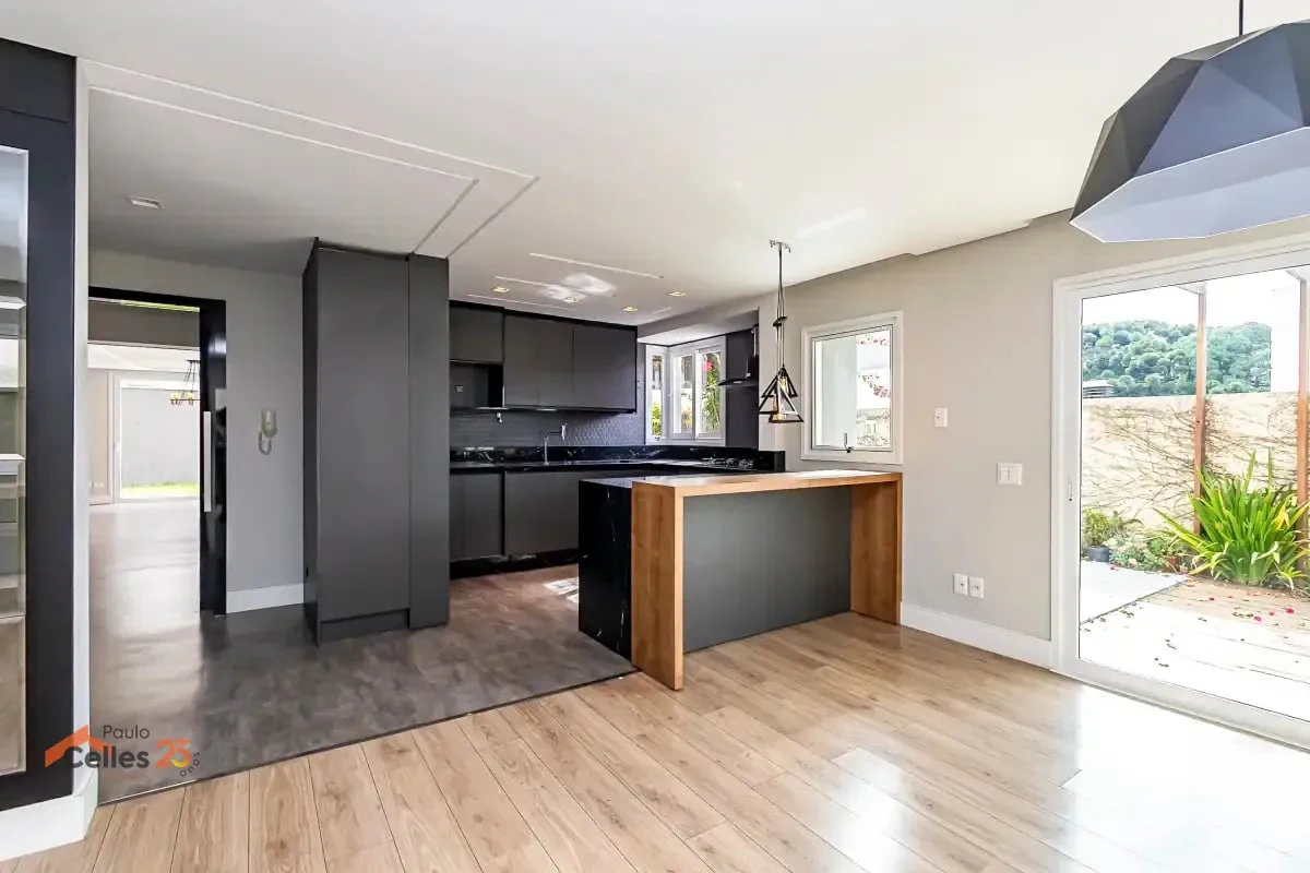 Furnished house, 275 m², with a glass-enclosed balcony — photo 2