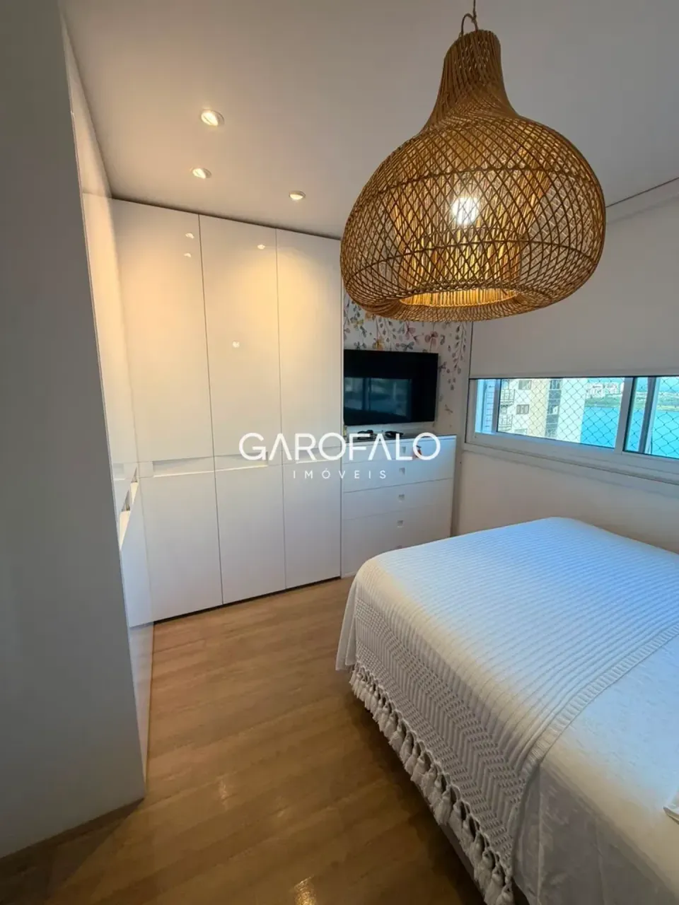 Furnished apartment with 3 bedrooms and a glassed-in balcony — photo 19