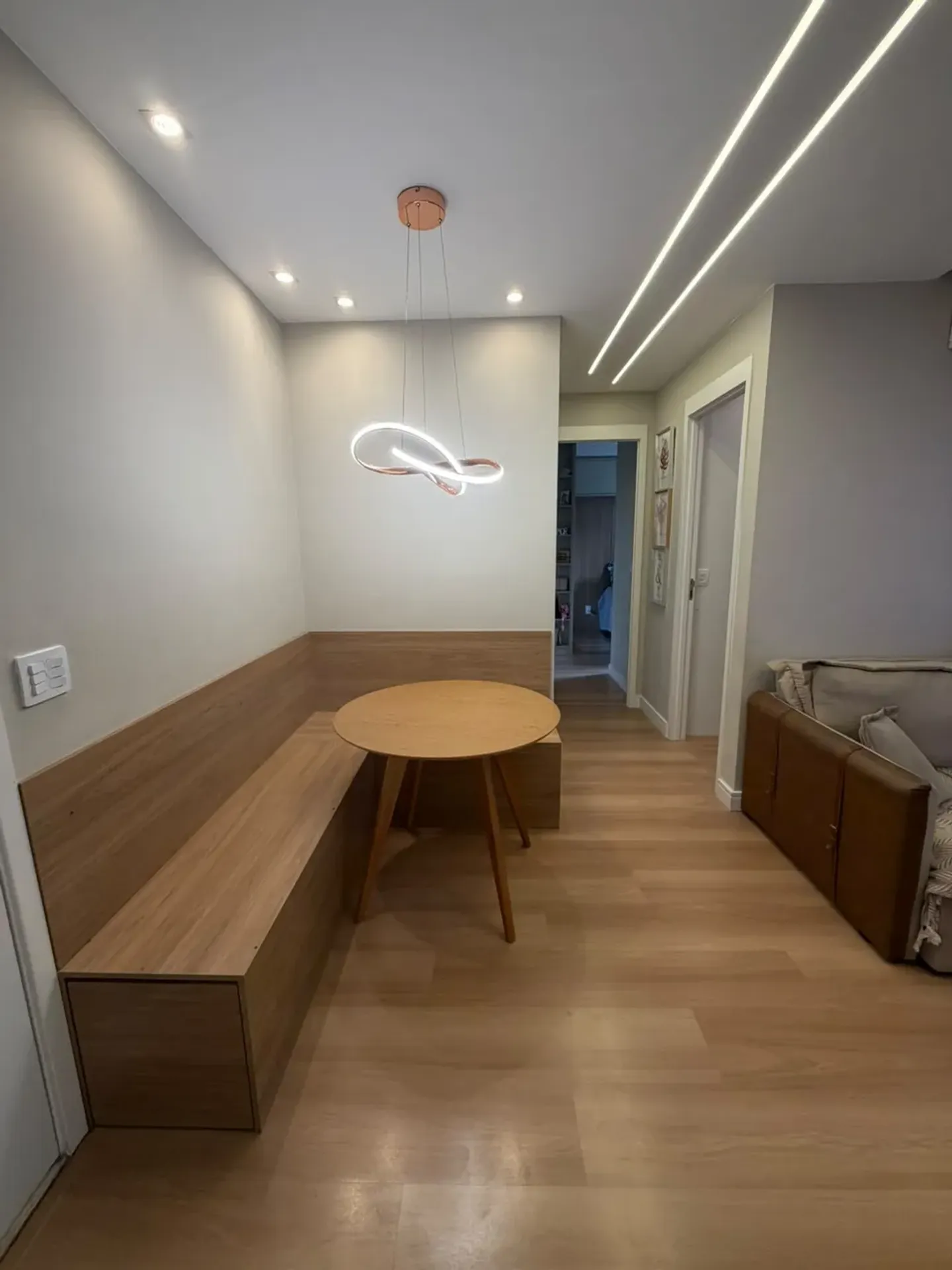 Balcony with a grill in a 2-bedroom apartment, 51 m² — photo 9