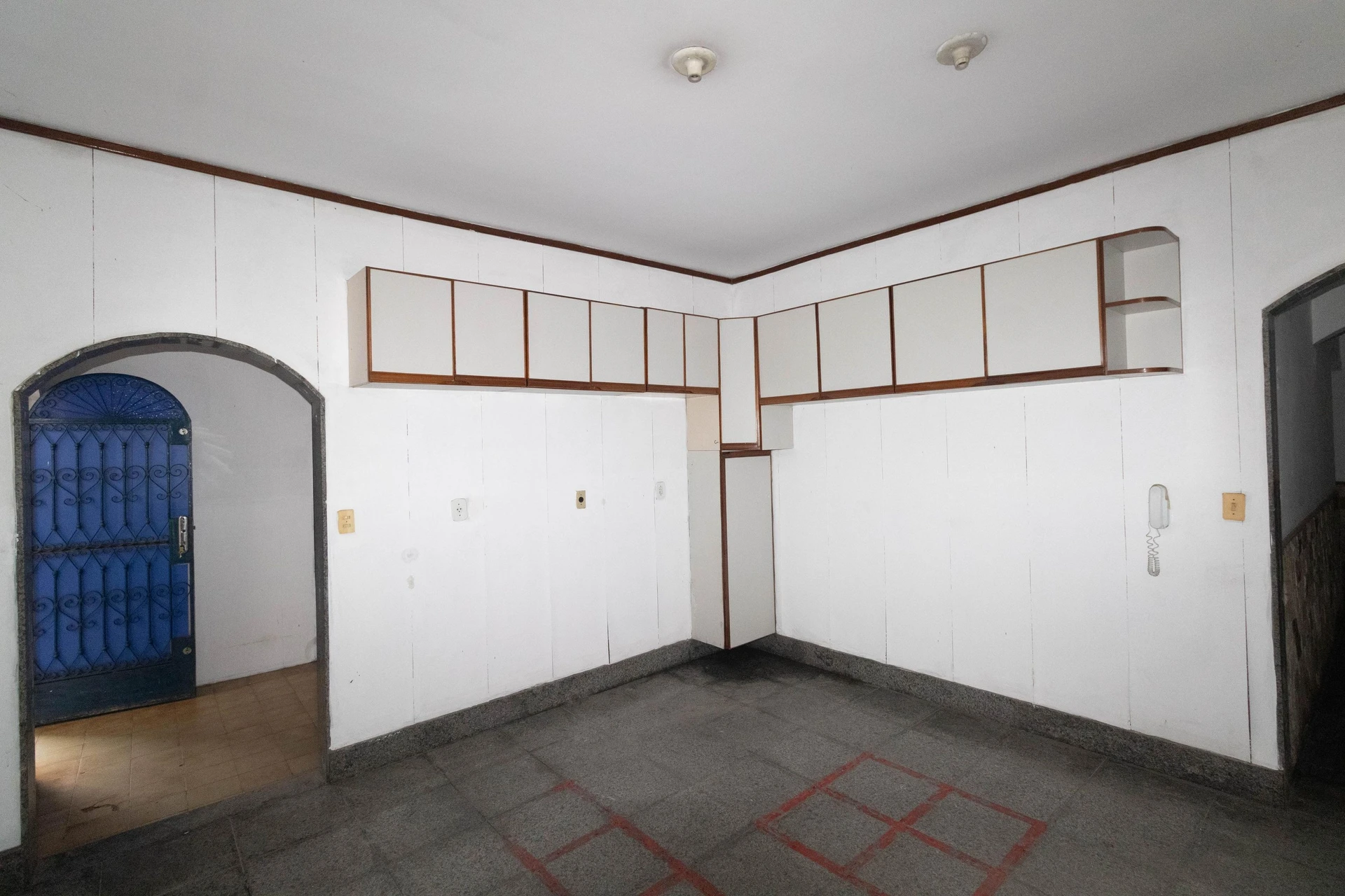 House with 4 bedrooms and 1 bathroom, separate kitchen — photo 10