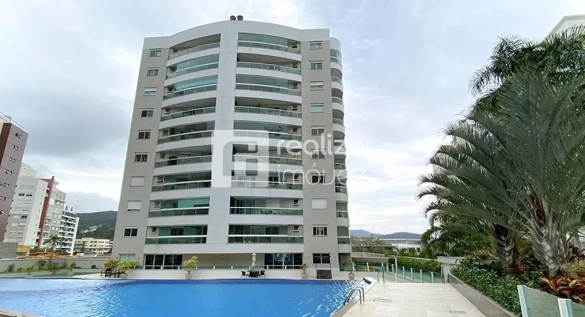 4-bedroom apartment in a building with a pool — photo 16