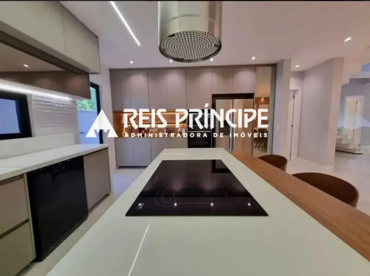 Casa mobiliada com cozinha integrada e 5 suítes