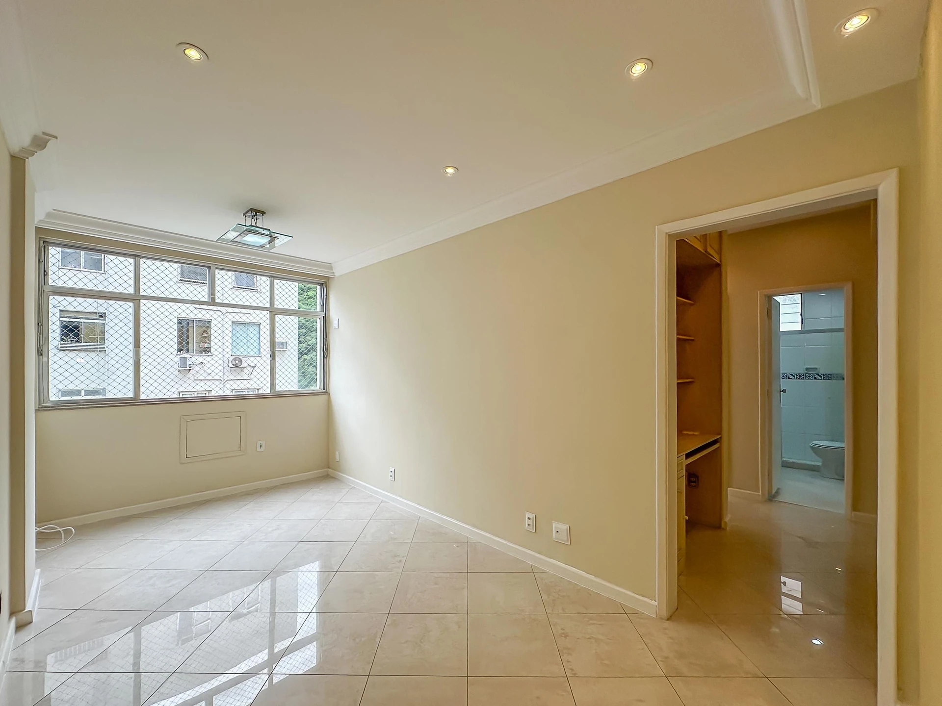2-bedroom apartment with a glass-enclosed balcony — photo 5