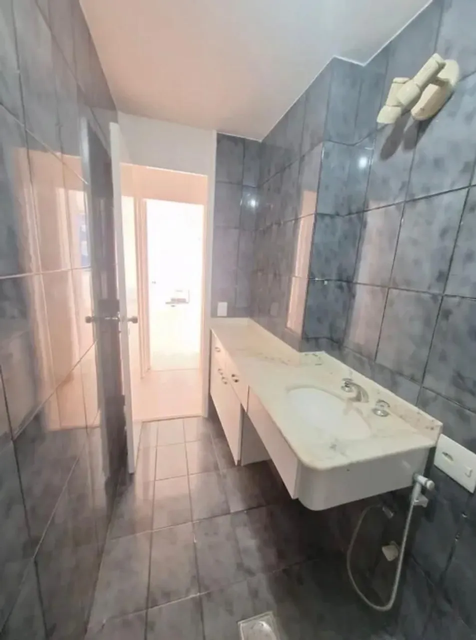 Unfurnished 2-bedroom apartment with 3 bathrooms — photo 14
