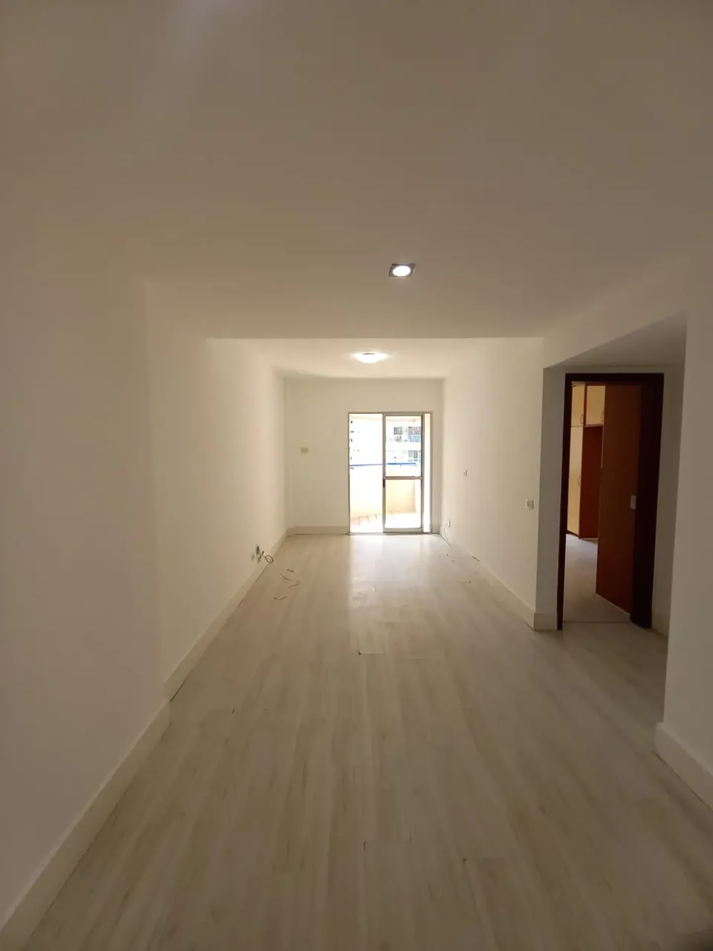 Apartment on the 10th floor with a grill on the balcony — photo 24