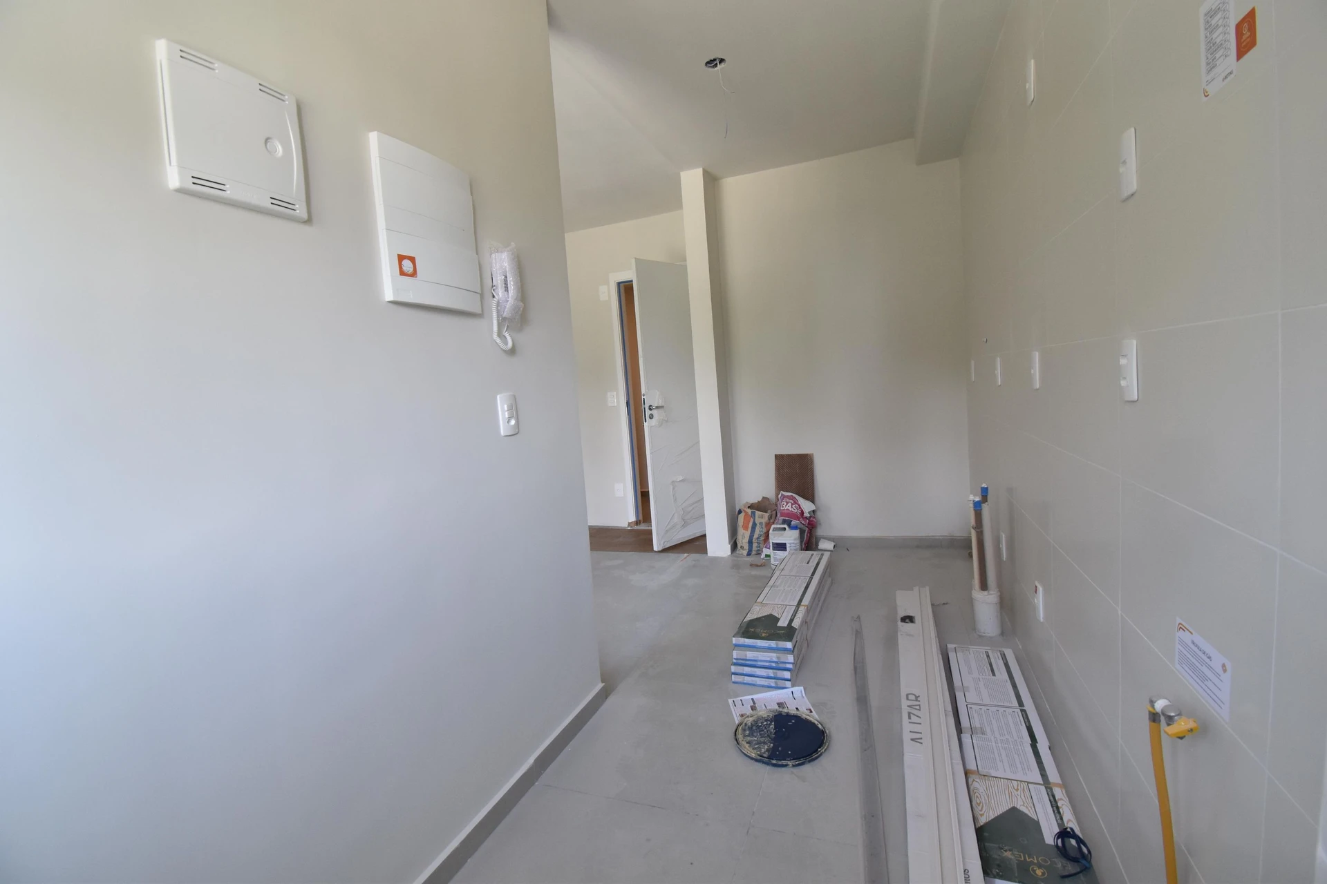 Balcony with a grill in a 2-bedroom apartment, 53 m² — photo 9