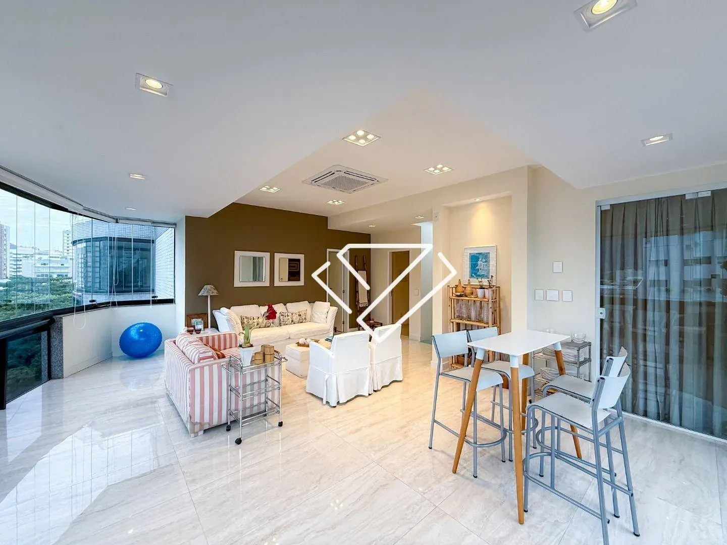 Furnished 4-bedroom apartment on the 6th floor — photo 9