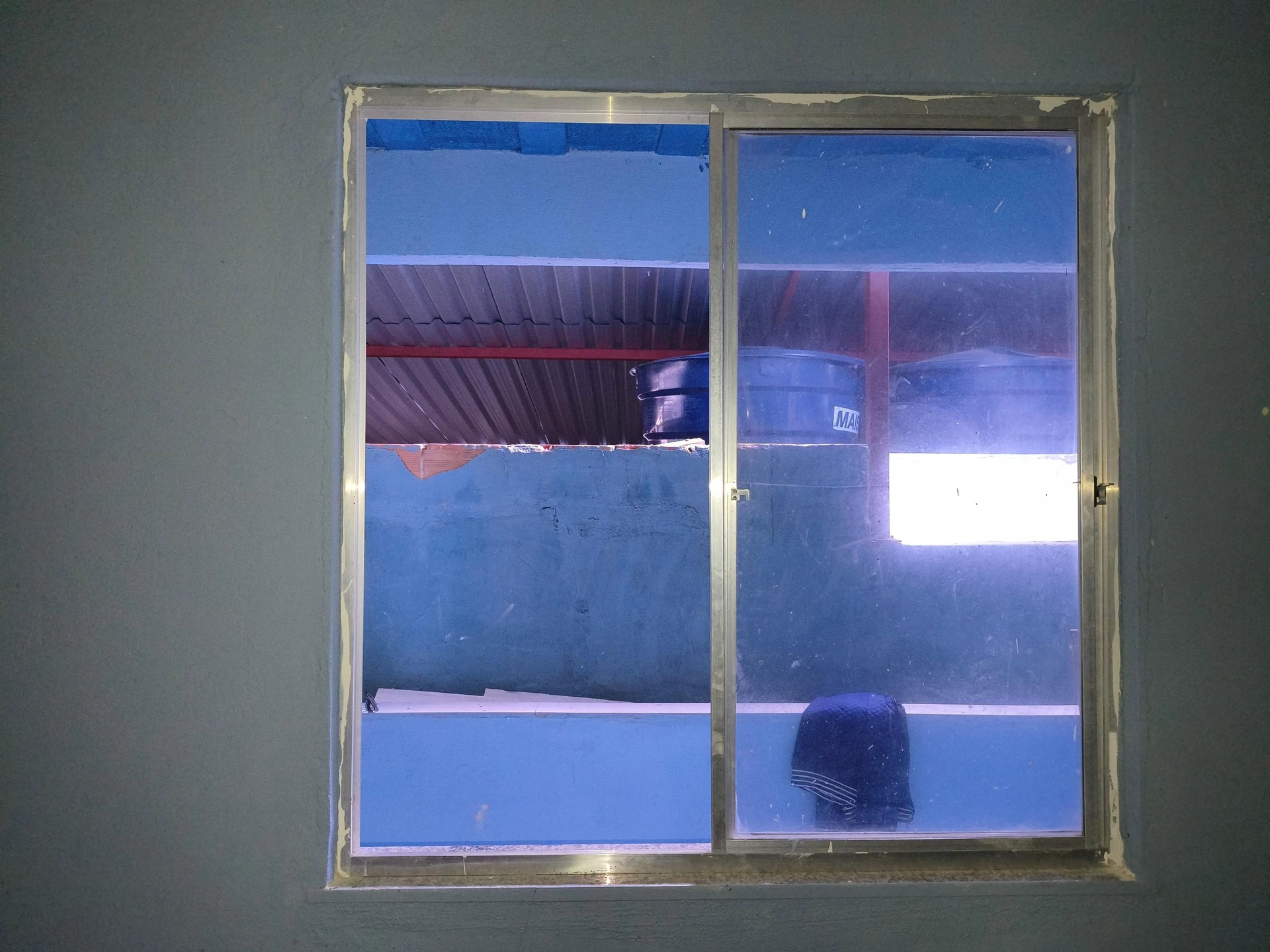 Unfurnished studio with a balcony and laundry area — photo 16