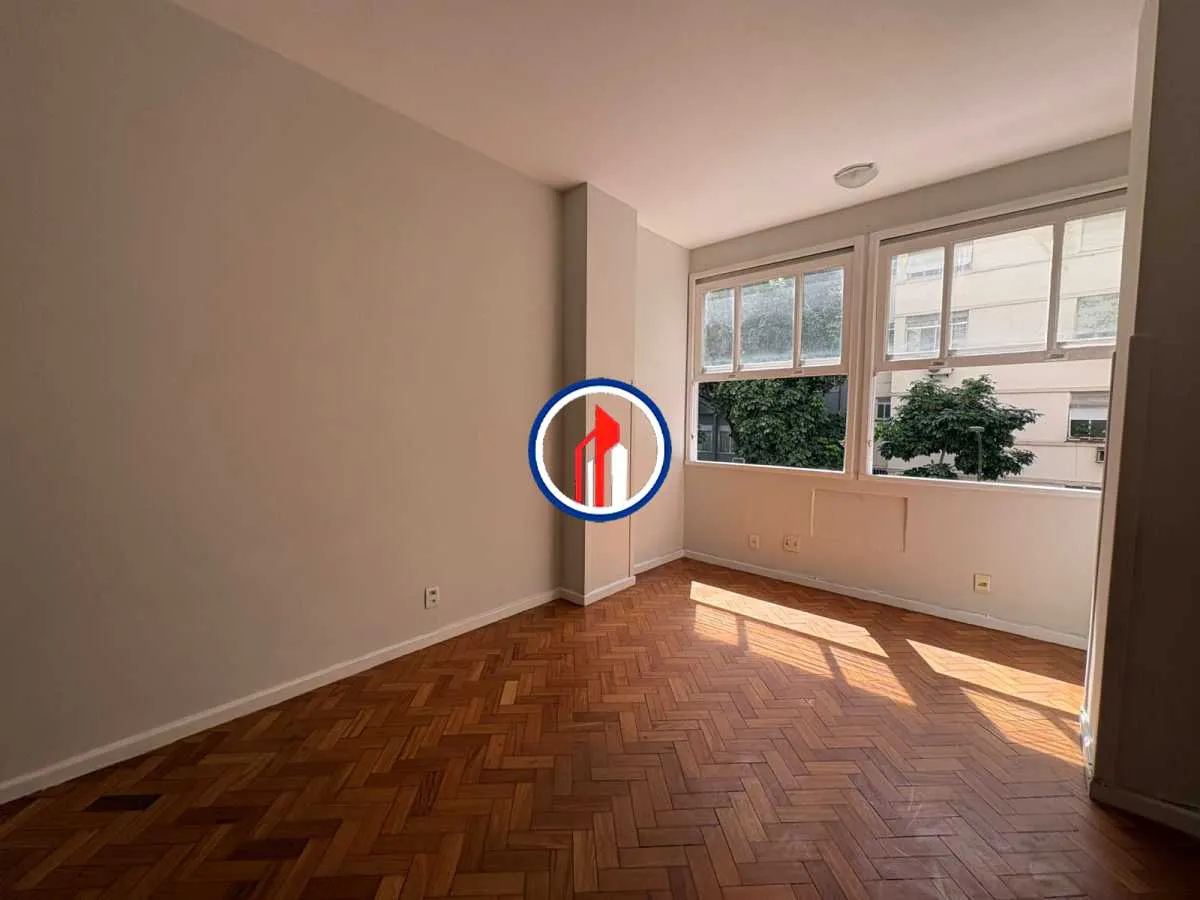 Wood or laminate floors in a 2-bedroom apartment, 72 m² — photo 12