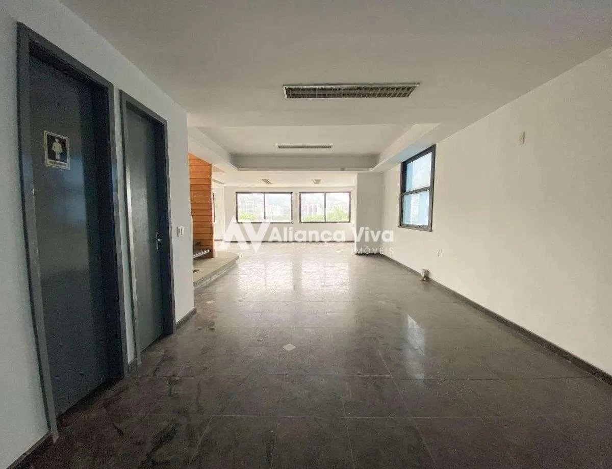 Casa, 824 m², com janelas do piso ao teto — photo 15