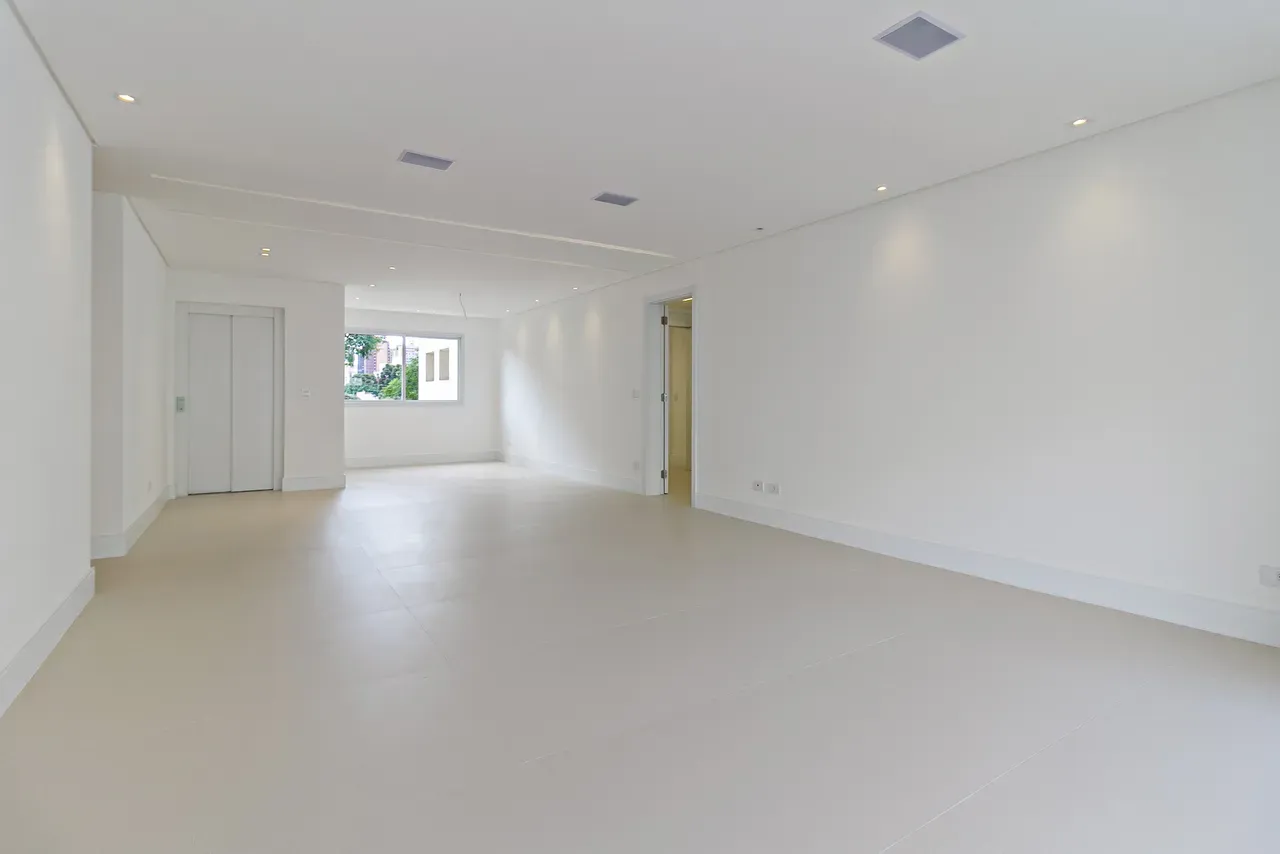 Balcony with a grill in a 4-bedroom apartment, 158 m² — photo 20