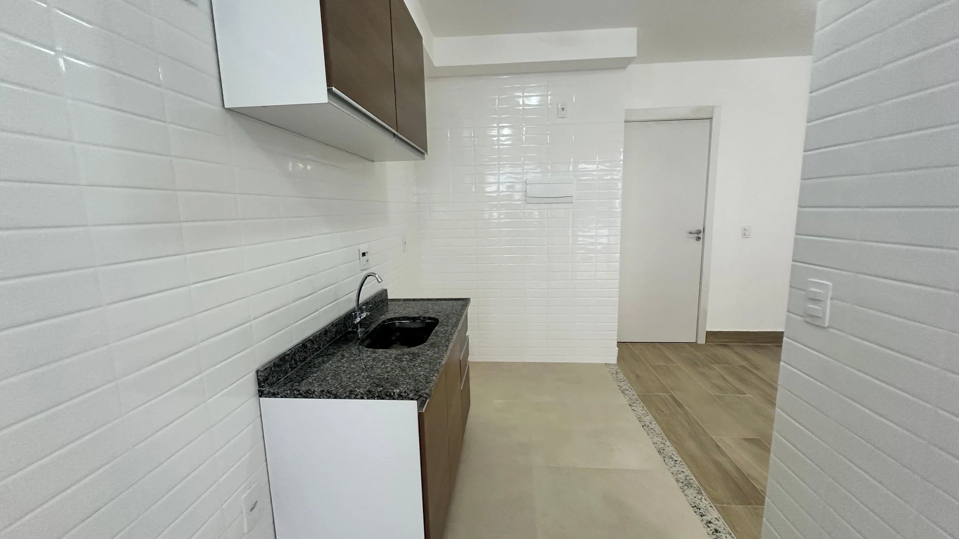 2-bedroom apartment in a building with a gym — photo 8