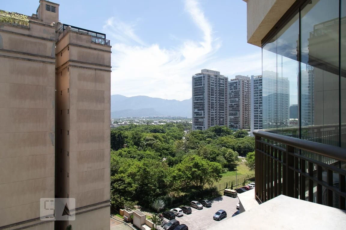 Balcony with a grill in a 2-bedroom apartment, 90 m² — photo 34