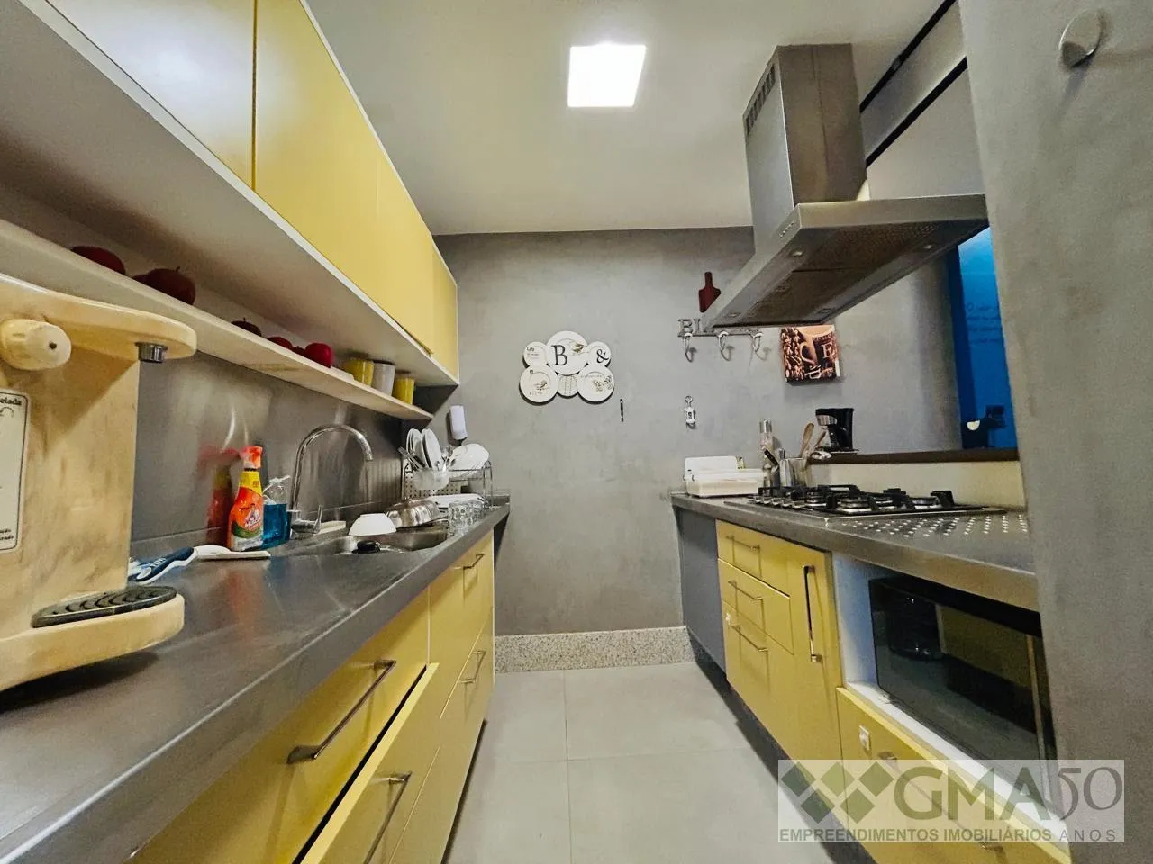 Apartamento mobiliado, 100 m², com janelas do piso ao teto