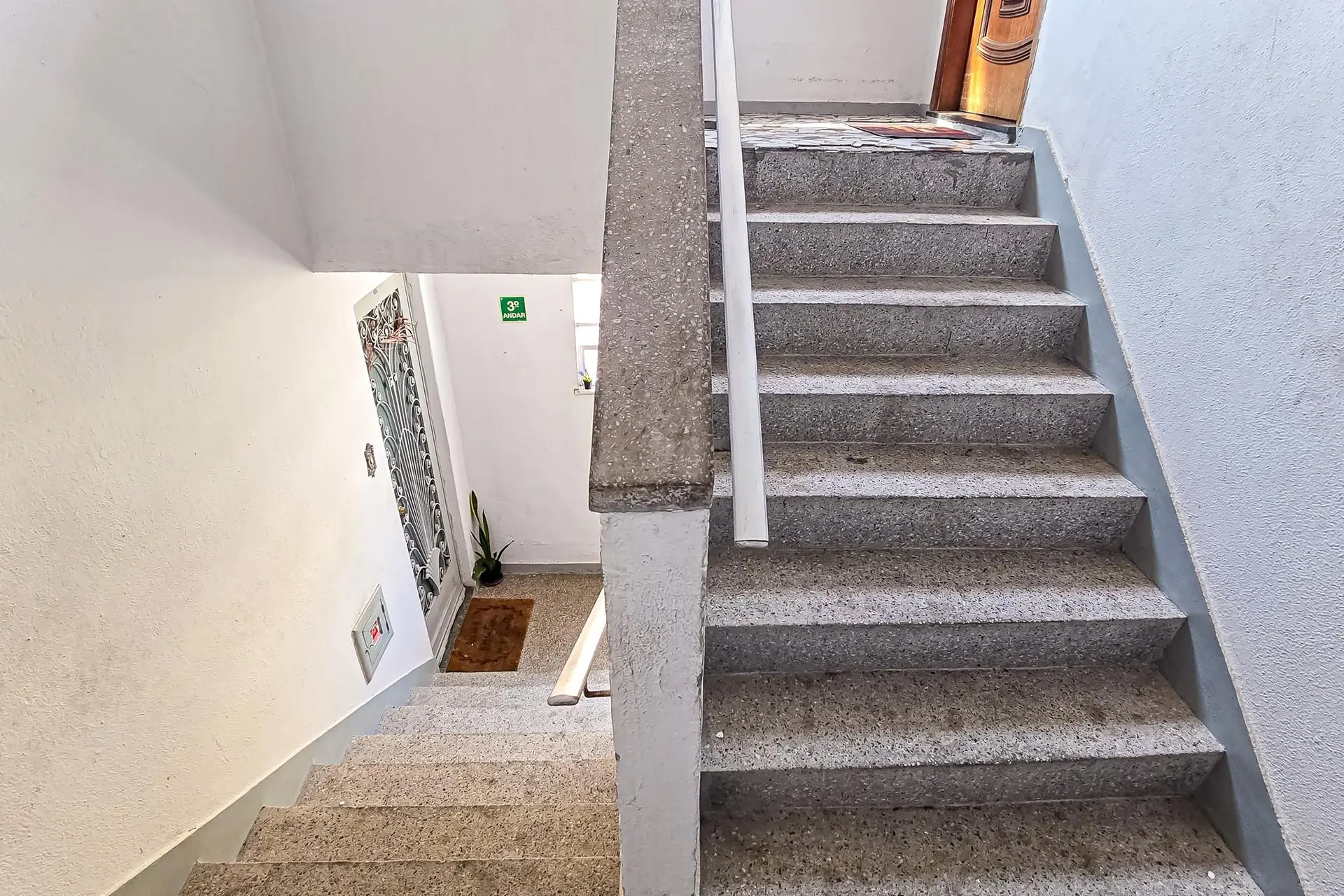 Wood or laminate floors in a 2-bedroom apartment, 62 m² — photo 29