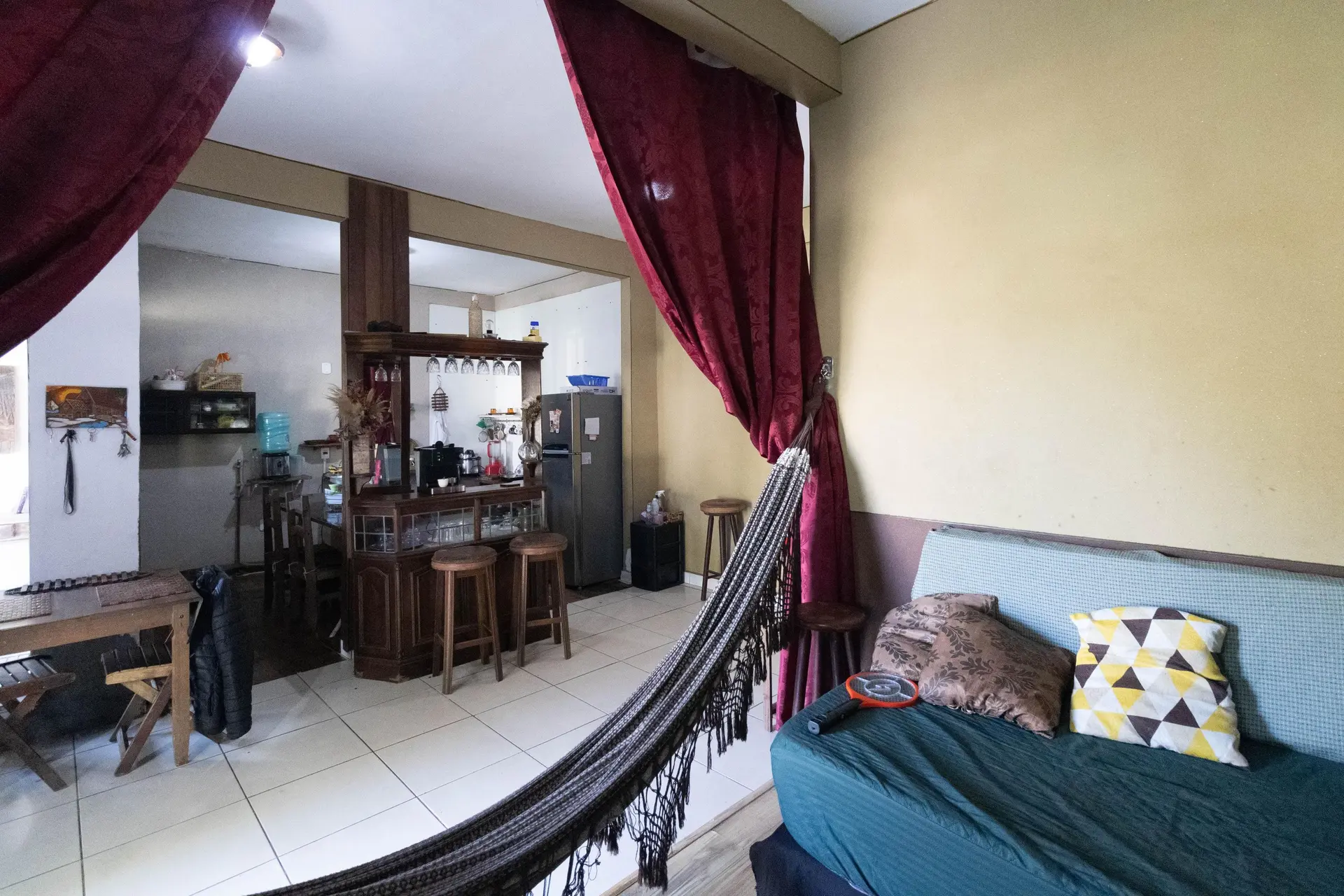 Casa mobiliada com 2 quartos e cozinha aberta a gás