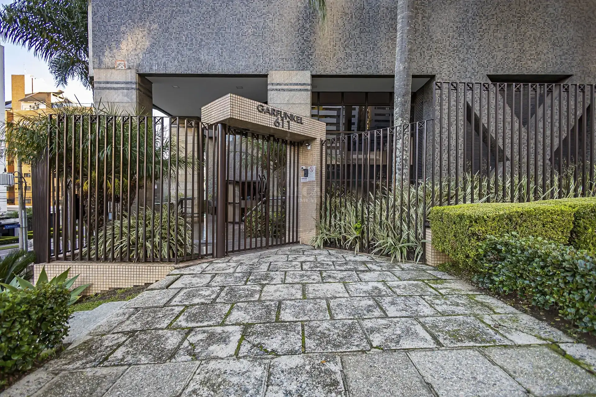 Apartamento com 4 quartos e piso de madeira na sala — photo 70