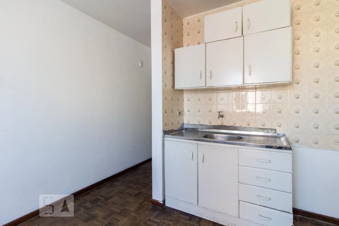 Monoambiente con piso de madera o laminado en Curitiba — photo 7