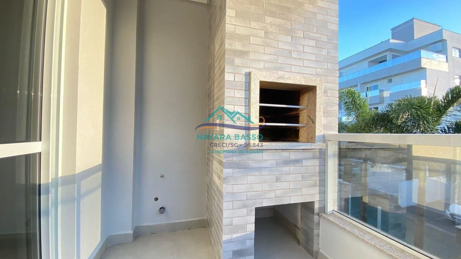 Balcony with a grill in a 3-bedroom apartment, 123 m²
