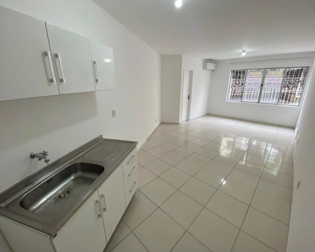 25 m² studio with fitted cabinets and air conditioning — photo 2