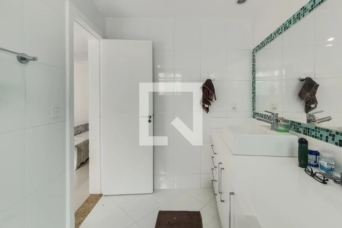 460 m² house with a water view and a private pool — photo 15
