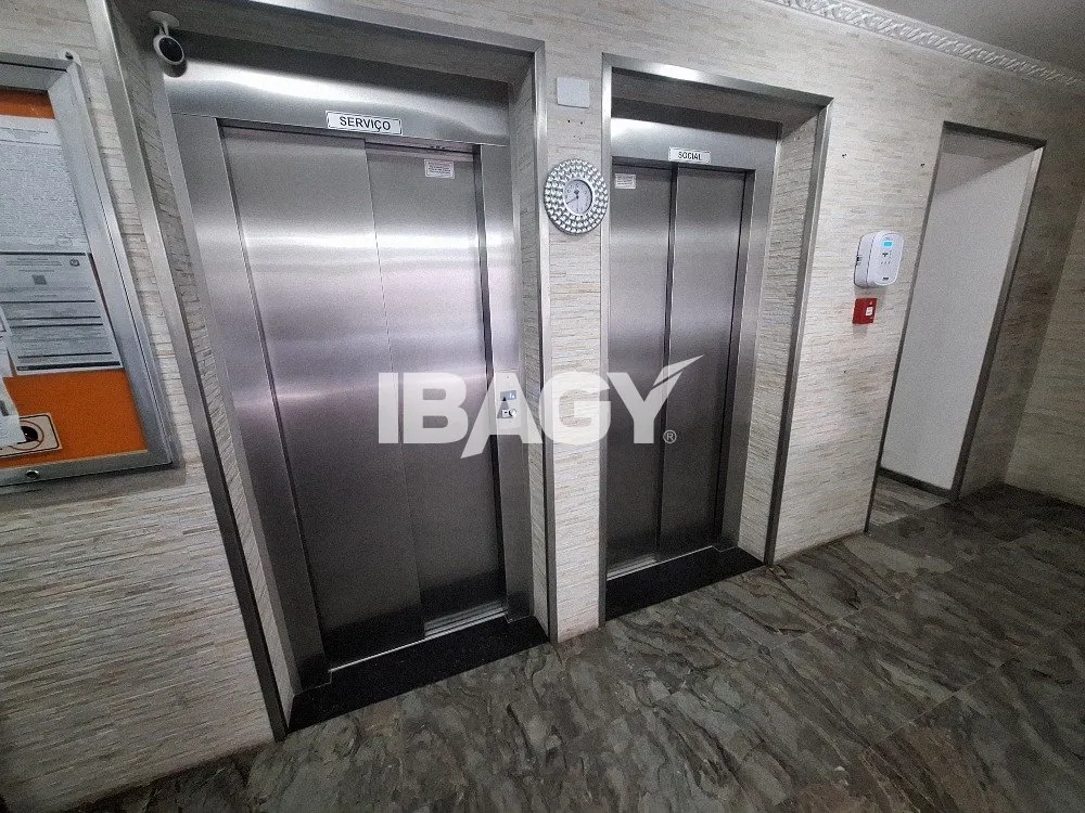 Wood or laminate floors in a one-bedroom apartment, 46 m² — photo 12