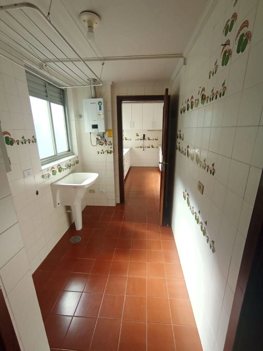 Wood or laminate floors in a 3-bedroom apartment, 110 m² — photo 9