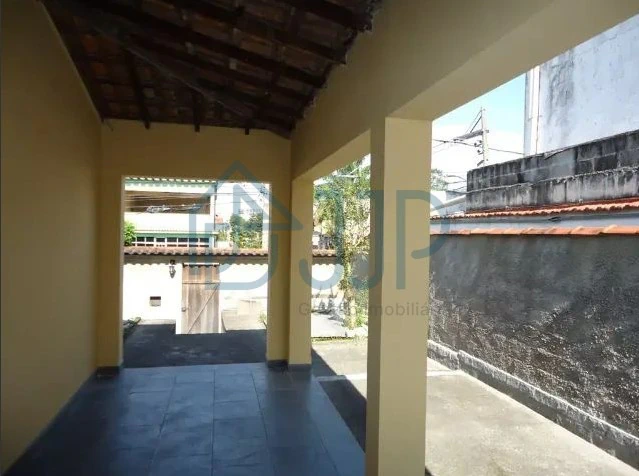 House with 4 bedrooms and parking for up to 6 cars — photo 15