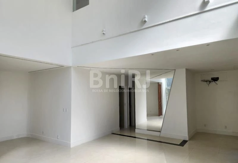 House with 6 bedrooms and 500 m² with 2 parking spaces — photo 31
