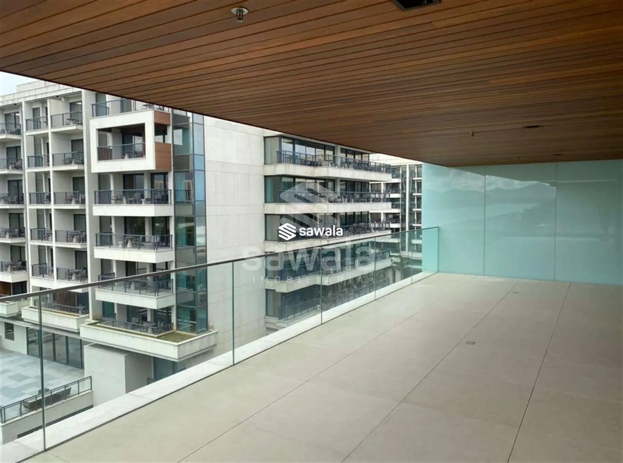 Apartamento com 1 quarto, 2 banheiros e janelas do chão ao teto — photo 12