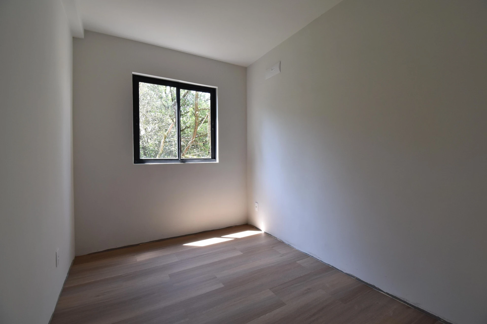Balcony with a grill in a 3-bedroom apartment, 64 m² — photo 17