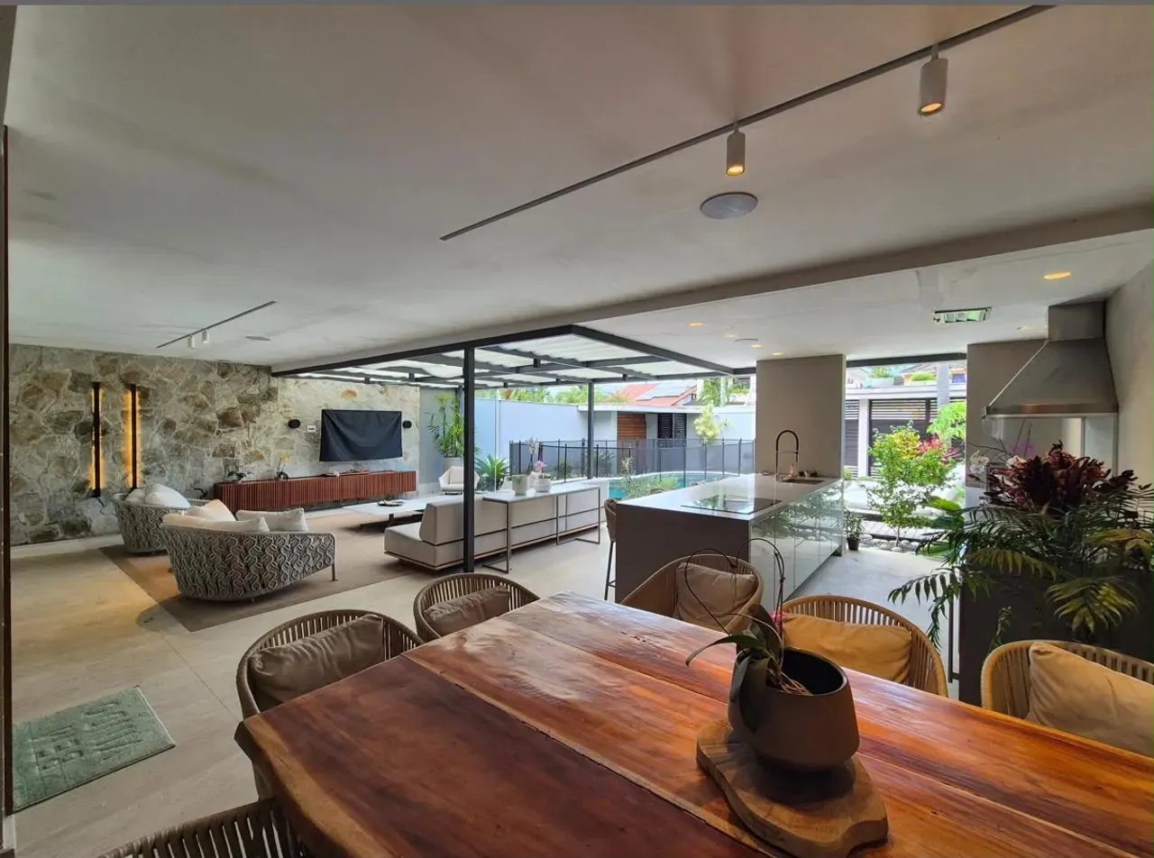 373 m² house with a home office and a grill on the balcony — photo 15
