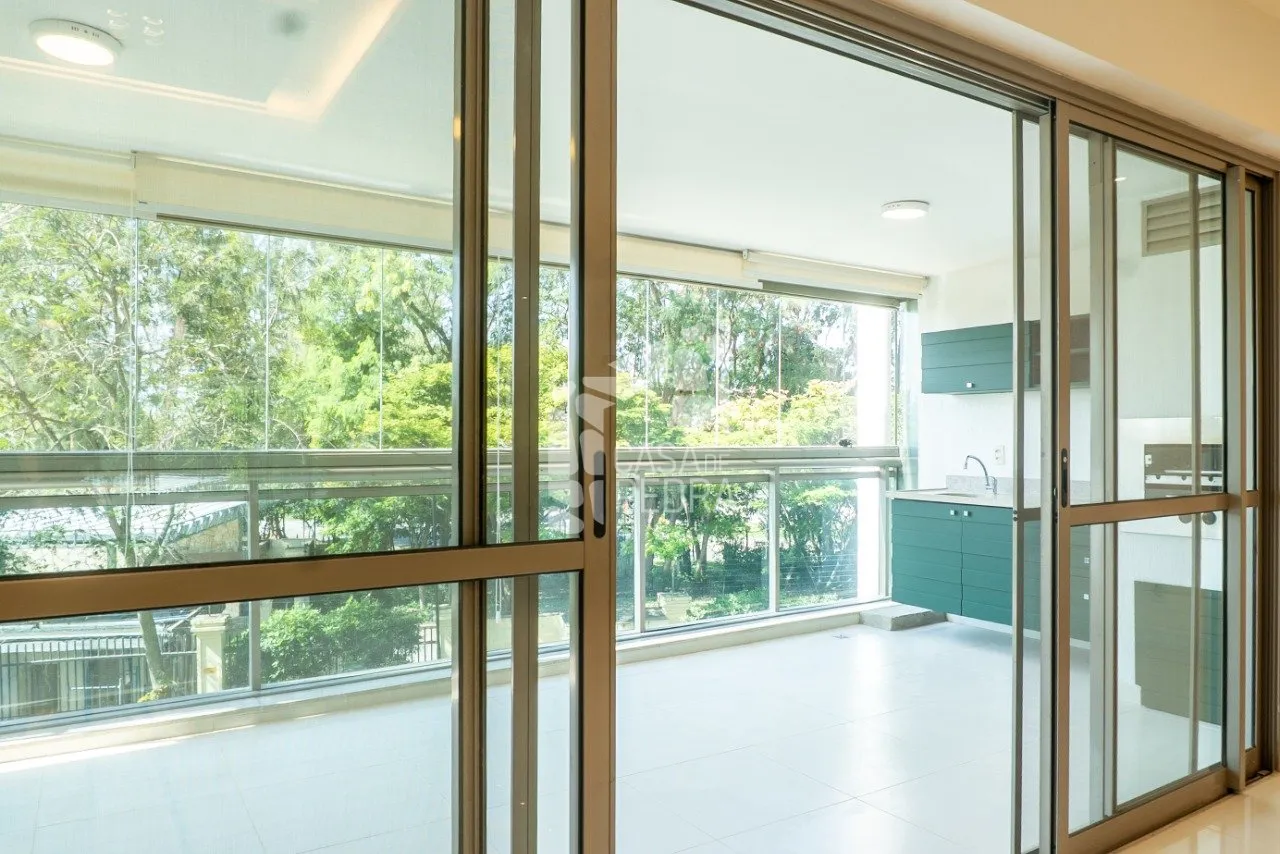 4-bedroom apartment with enclosed glass balcony — photo 7