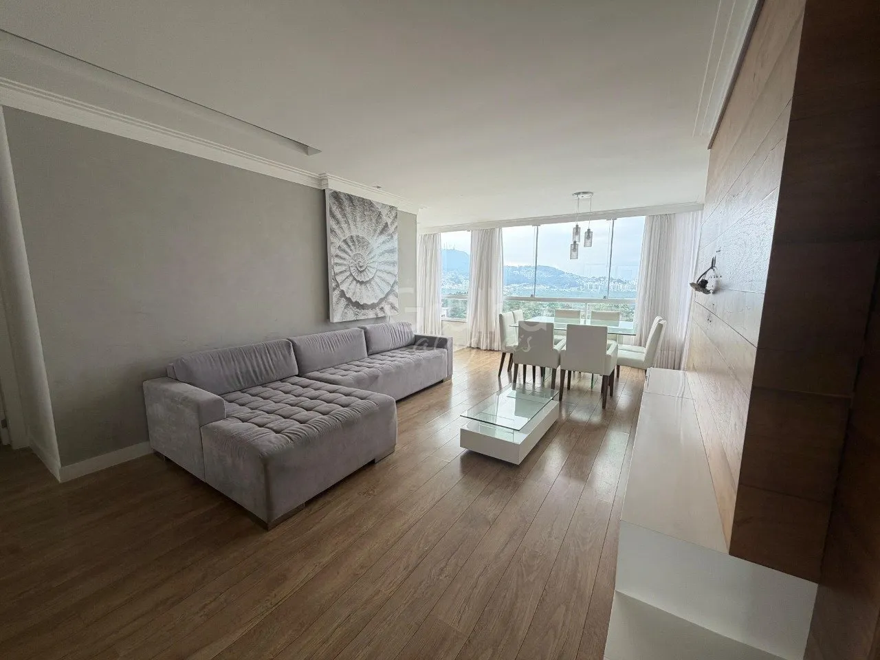 Apartamento de 176 m² com vista para a água e banheira