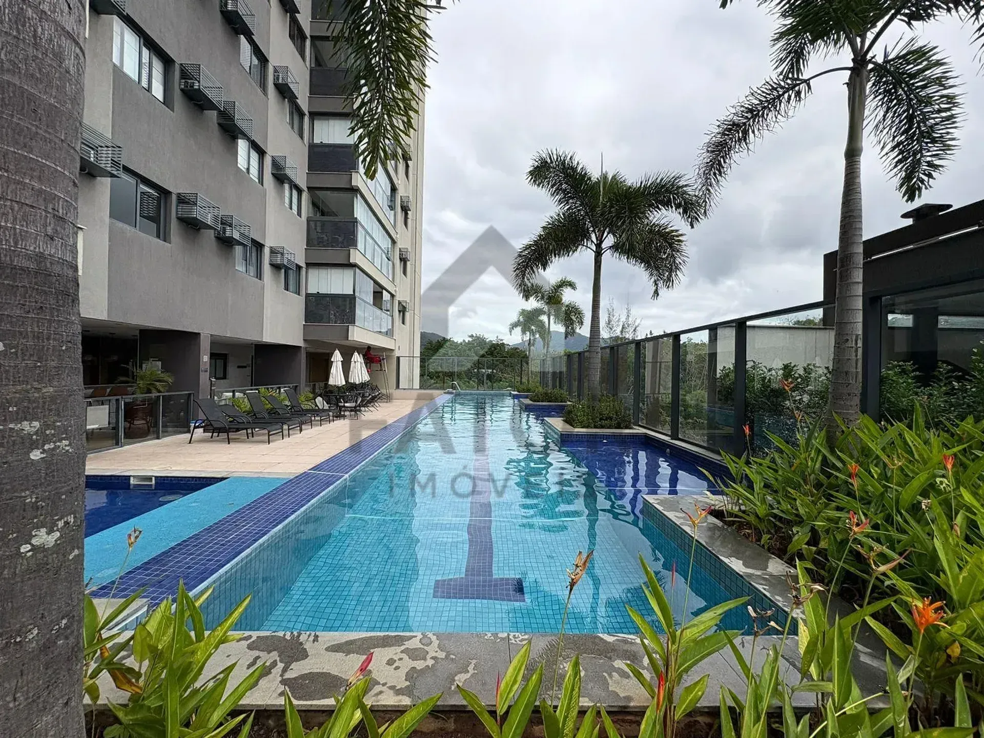 Apartamento com 3 quartos e varanda fechada de vidro — photo 34