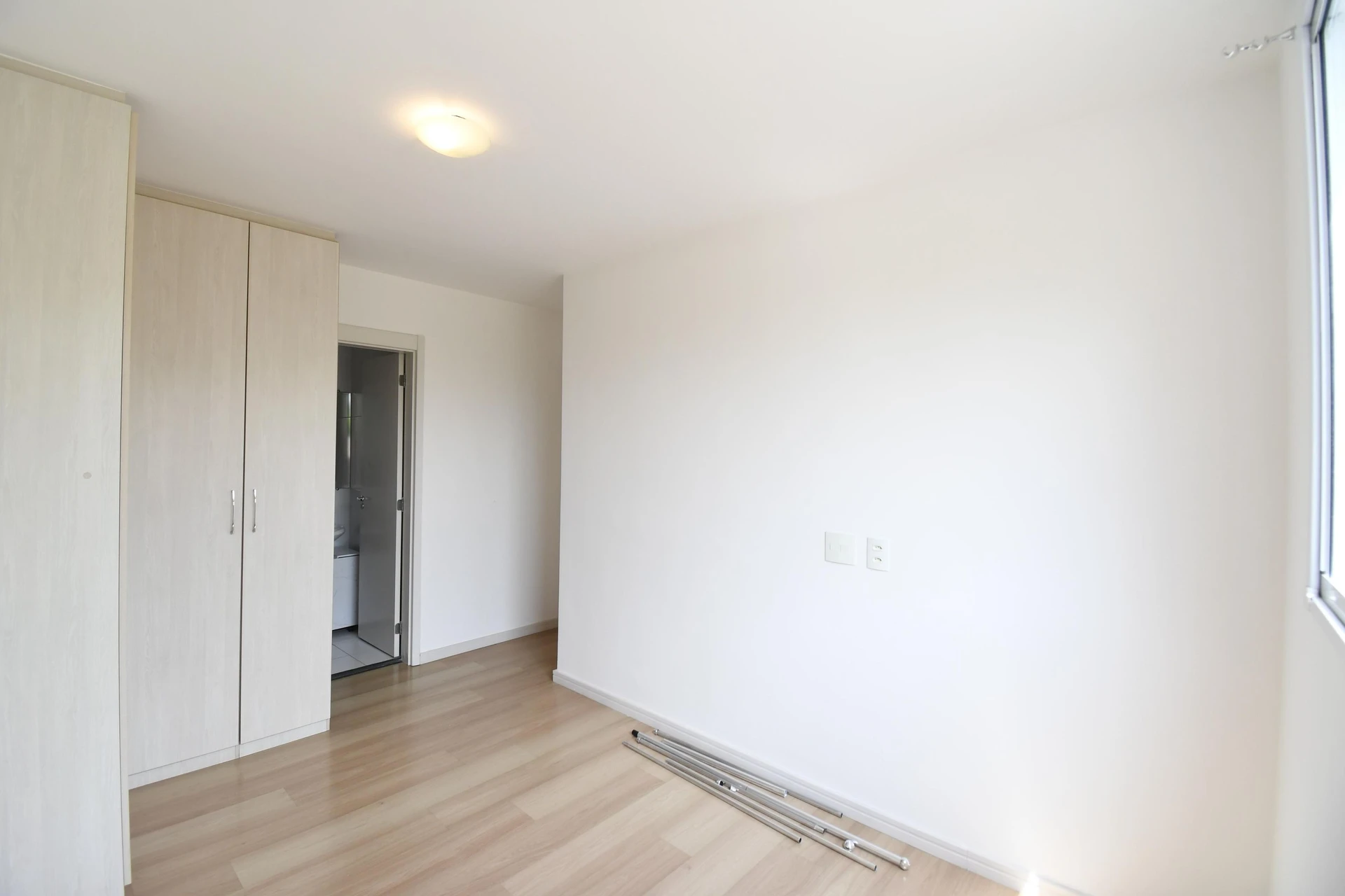 2-bedroom apartment with wood or laminate floors — photo 9