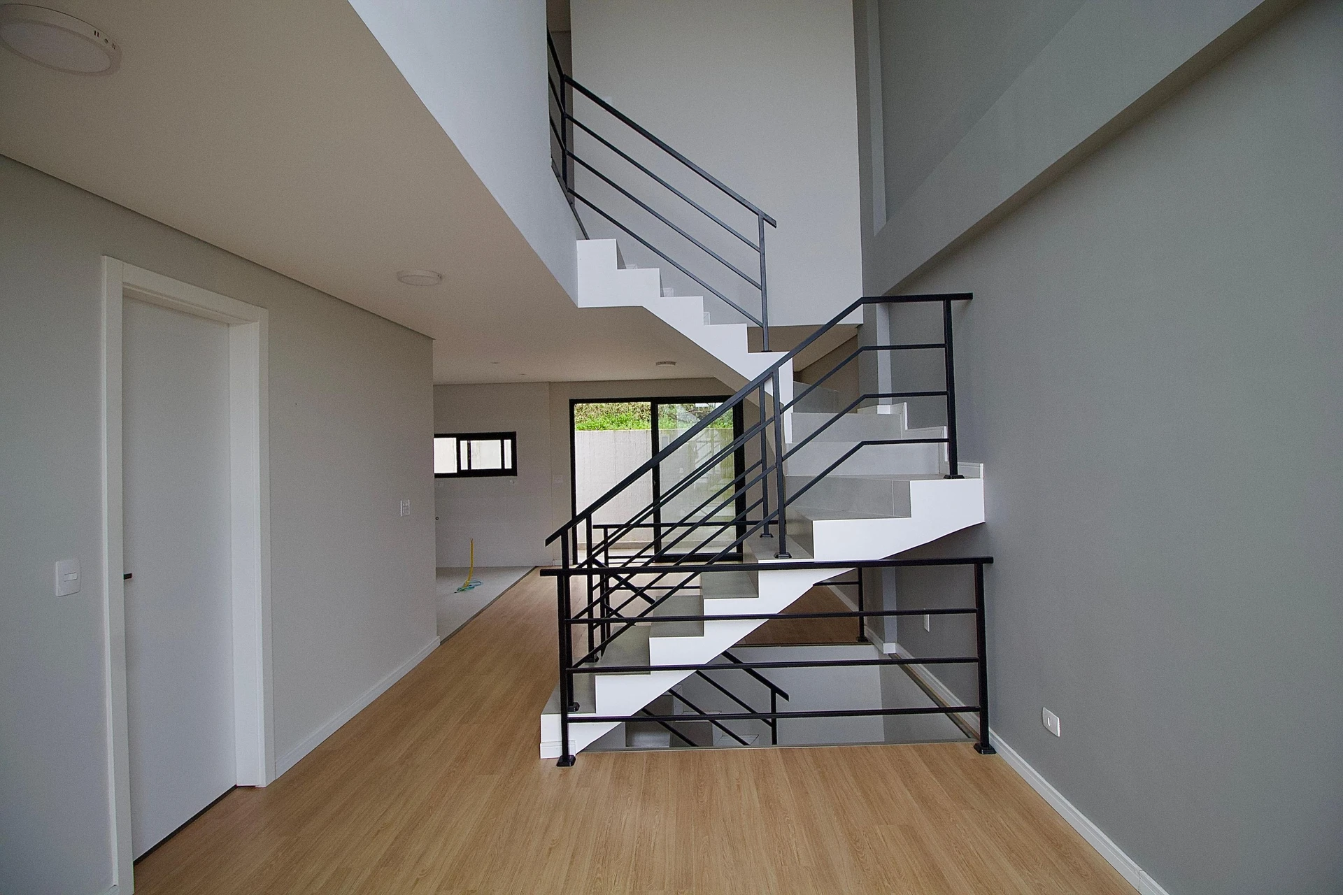 Floor-to-ceiling windows in a 3-bedroom house, 160 m² — photo 55