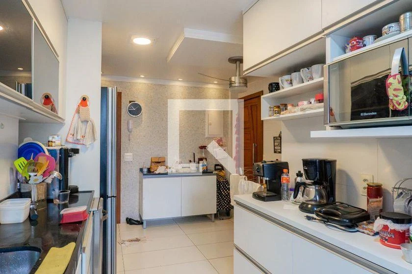 Furnished apartment with 4 bedrooms and 200 m² — photo 27