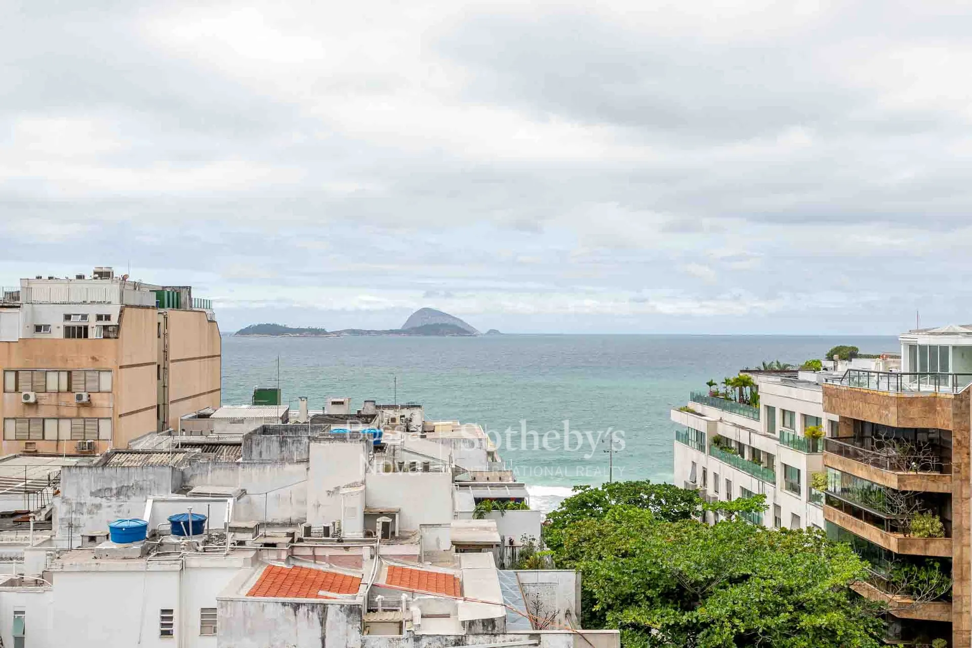 3-bedroom apartment with a private BBQ — photo 13