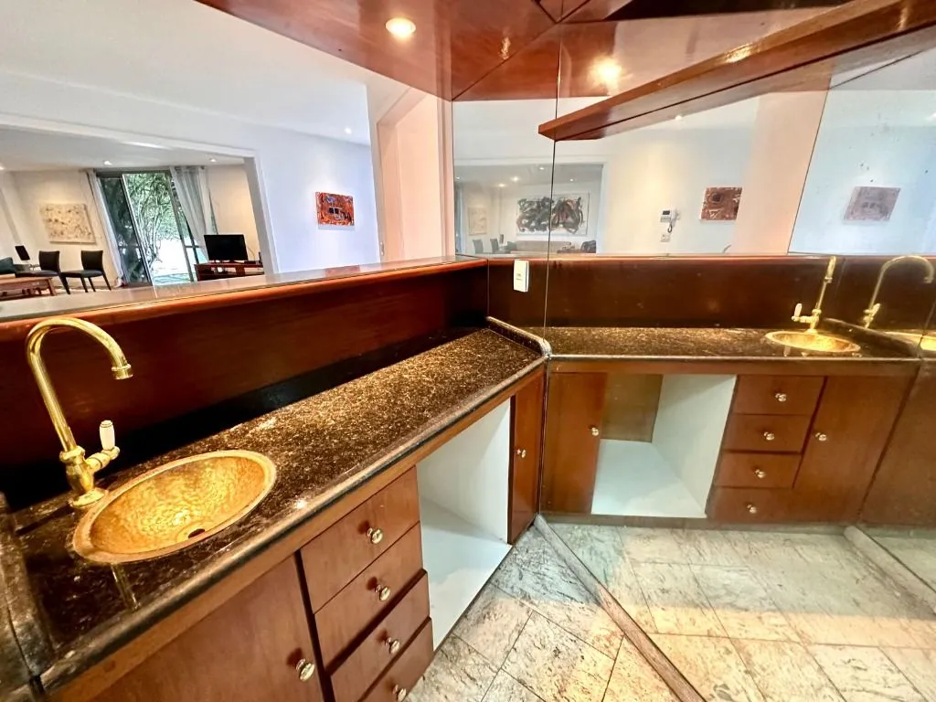 House with 5 bedrooms and 5 bathrooms — photo 54