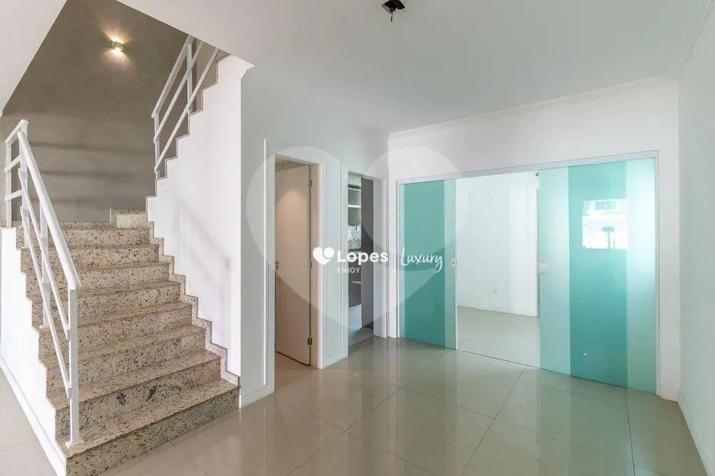 House with 5 bedrooms and a built-in balcony grill — photo 12