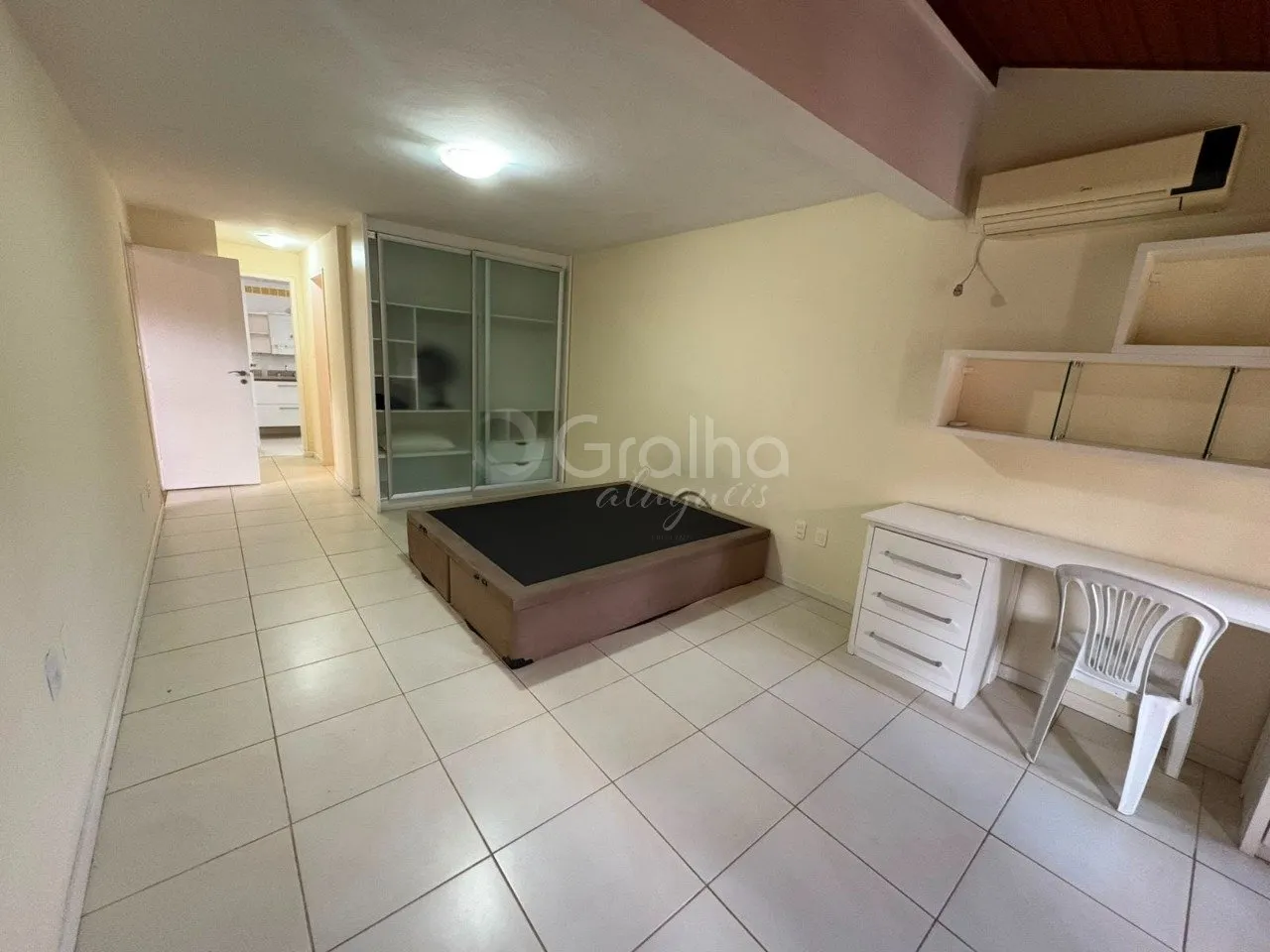 House with 3 en-suite bedrooms 435 m² and private garden — photo 22