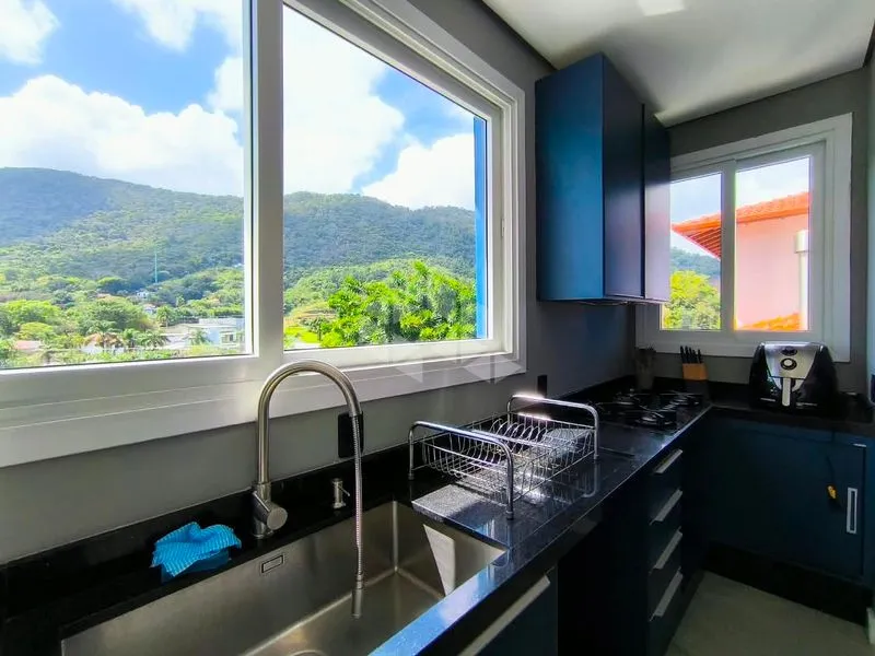 4-bedroom house with floor-to-ceiling windows — photo 26