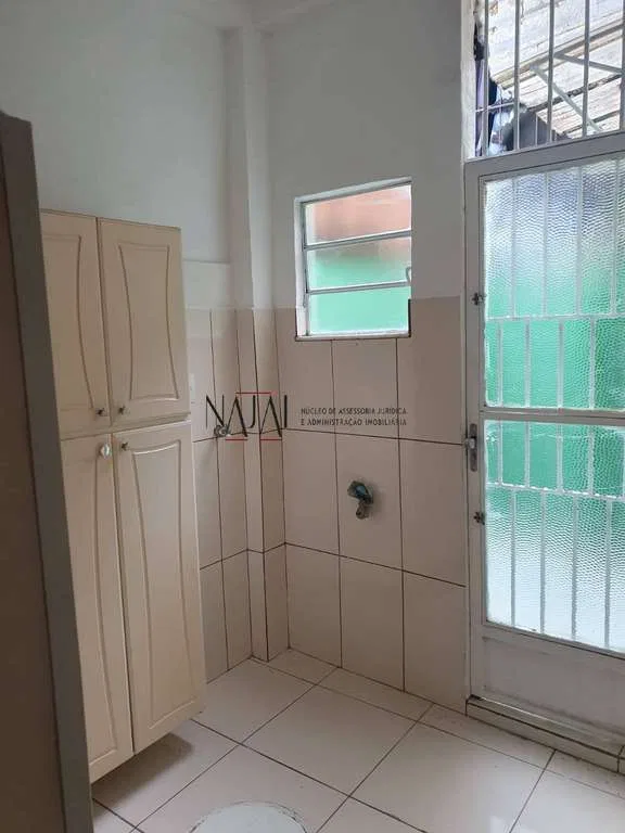 Casa, 48 m², com piso de madeira ou laminado