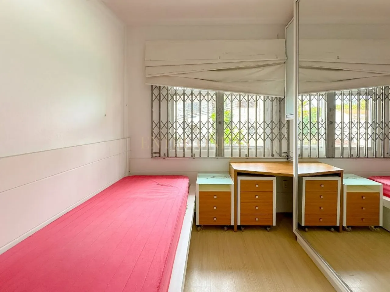 4-bedroom house with a home office — photo 19