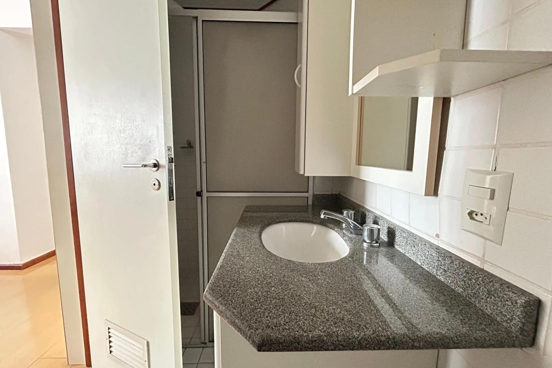 3-bedroom apartment in a building with a gym — photo 21