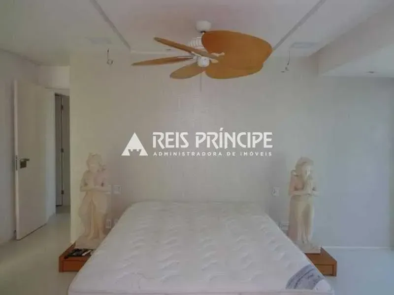 One-bedroom apartment in a building with a pool — photo 12