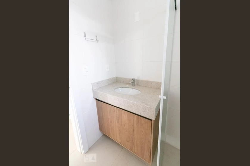 Estúdio sem mobília com cozinha aberta e varanda — photo 10