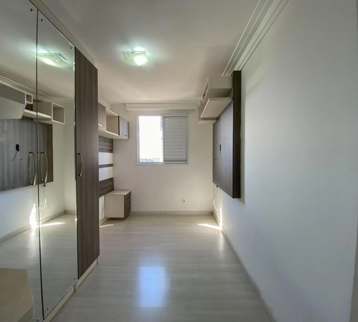 Квартира 56 м² із заскленим балконом та робочим місцем — photo 13